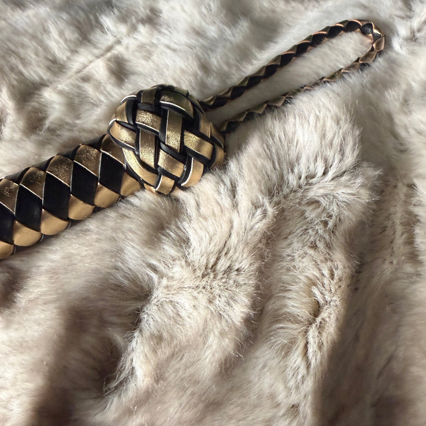 Goldfinger | Black Cowhide Dragon Tail