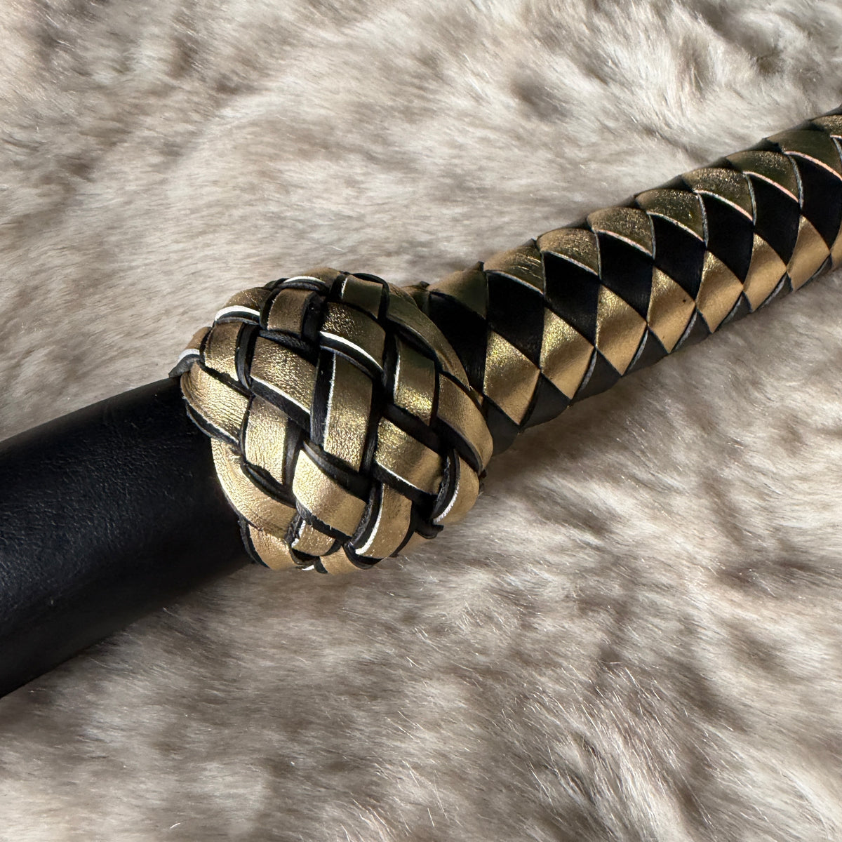 Goldfinger | Black Cowhide Dragon Tail