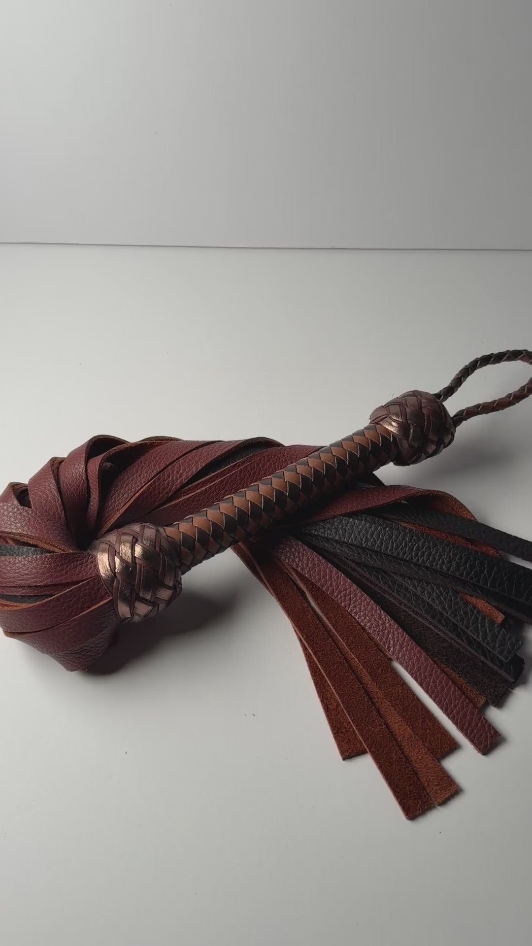 Video of the Oloroso flogger, whisky and chocolate floater cowhide with a chocolate and tan braided handle